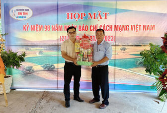 Lãnh đạo huyện Tri Tôn chúc mừng Ngày Báo chí Cách mạng Việt Nam