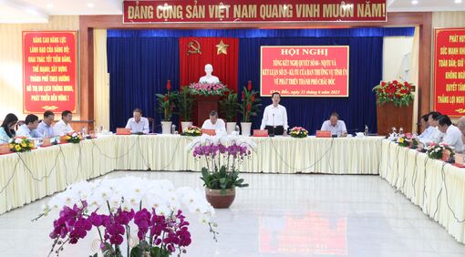 TP. Châu Đốc thể hiện ngày càng rõ nét vai trò trung tâm thương mại, dịch vụ, du lịch của tỉnh An Giang