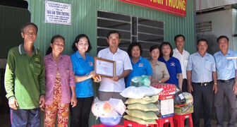 Công ty Cổ phần Điện nước An Giang hỗ trợ "Mái ấm tình thương" cho hộ nghèo huyện Phú Tân