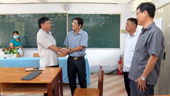Phó Chủ tịch UBND huyện Phú Tân thăm, tặng quà tại các điểm thi tốt nghiệp THPT 2023