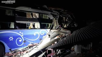 Phú Yên: Xe khách đâm vào nhà dân trong đêm, 4 người thương vong