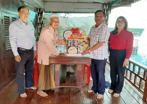 UBMTTQVN tỉnh An Giang thăm, chúc mừng Tết Roya Haji
