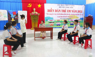 Lãnh đạo huyện Tri Tôn lắng nghe trẻ em nói