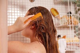 Vì sao sau khi gội đầu không nên dùng lược chải tóc?