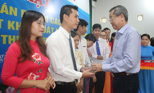 An Giang biểu dương 51 gia đình cán bộ hội tiêu biểu và 33 tập thể, cá nhân phụ nữ vượt khó, thoát nghèo