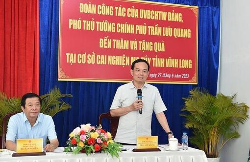 Phó Thủ tướng Trần Lưu Quang khảo sát tình hình điều trị cai nghiện ma túy tại Vĩnh Long