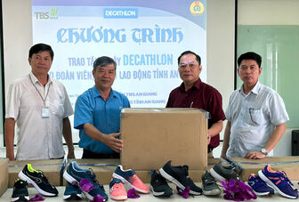 Liên đoàn Lao động tỉnh An Giang tiếp nhận 10.786 giầy thể thao nhãn hiệu Decathlon cho đoàn viên, người lao động