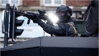 Bạo loạn sang ngày thứ 3, Pháp triển khai lực lượng chống khủng bố