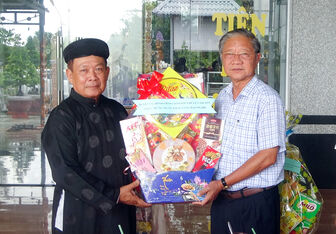 Bí thư Huyện ủy, Chủ tịch UBND huyện Tri Tôn chúc mừng Ban Trị sự Phật giáo Hòa Hảo