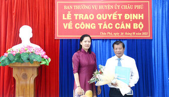 Trao quyết định bổ nhiệm Chánh Thanh tra huyện Châu Phú