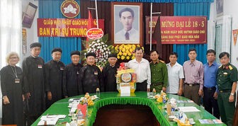 Huyện ủy, HĐND, UBND, UBMTTQVN huyện Phú Tân chúc mừng Ngày khai sáng đạo Phật giáo Hòa Hảo