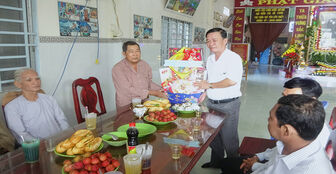 Lãnh đạo huyện Tri Tôn chúc mừng Đại lễ khai sáng đạo Phật giáo Hòa Hảo