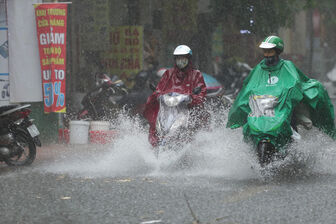 Thời tiết ngày 4/7: Bắc Bộ có mưa dông diện rộng, Thanh Hóa đến Phú Yên nắng nóng