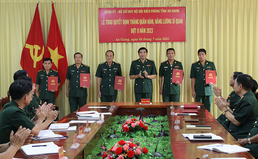 4 sĩ quan Biên phòng An Giang nhận quân hàm thượng tá