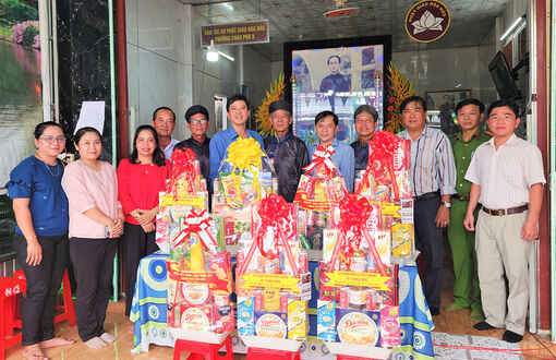 Thành ủy, HĐND, UBND, UBMTTQVN TP. Châu Đốc thăm, chúc mừng Ngày khai sáng Phật giáo Hòa Hảo