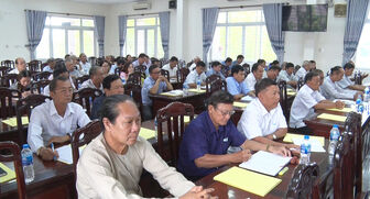 Huyện ủy Phú Tân họp mặt chức sắc, chức việc các tôn giáo quý II/2023