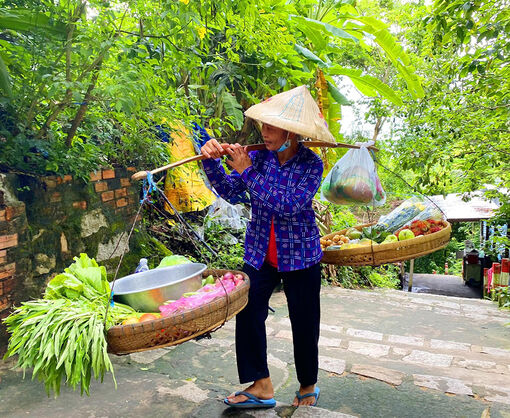 Theo chân chị Neang Sâm “gánh chợ” lên non