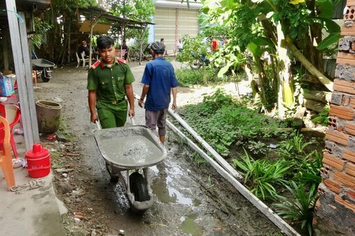 Người dân thị trấn Tri Tôn tham gia xây dựng văn minh đô thị