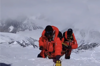 Độ sâu thực sự của lớp tuyết dày trên đỉnh Everest là bao nhiêu?