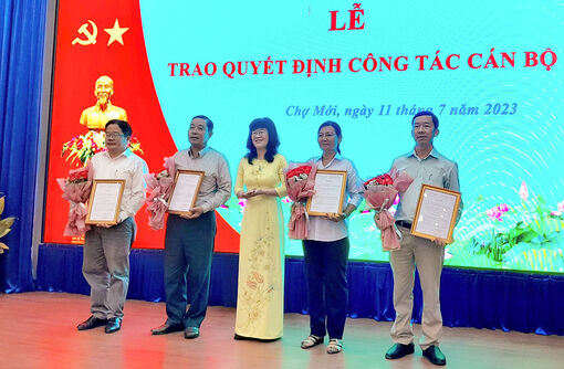 Huyện ủy Chợ Mới trao quyết định điều động 4 cán bộ