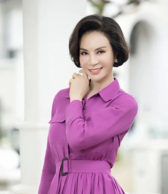 MC Thanh Mai U50 vẫn tự tin mặc đa sắc màu