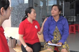 Hội Chữ thập đỏ TP. Châu Đốc hỗ trợ gia đình bị hỏa hoạn