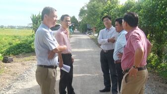 Phó Chủ tịch UBND huyện Tri Tôn kiểm tra các công trình giảm nghèo