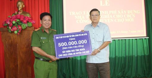 Công an huyện Chợ Mới tiếp nhận 850 triệu đồng xây nhà Tình nghĩa cho cán bộ, chiến sĩ
