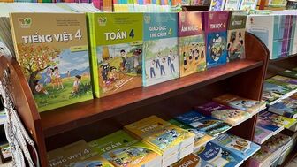 Các cửa hàng đã có sách giáo khoa lớp 4, 8, 11 phục vụ năm học mới