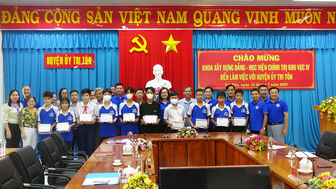 Học viên Chính trị Quốc gia khu vực IV trao học bổng cho học sinh dân tộc thiểu số Khmer huyện Tri Tôn