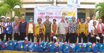 Khám bệnh, tặng quà cho 400 người dân và học sinh Khmer xã Ô Lâm