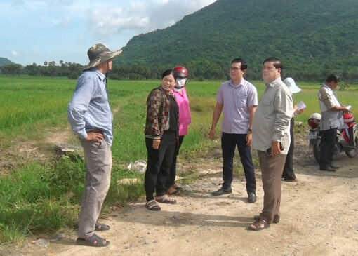 Phó Chủ tịch UBND huyện Tri Tôn Đỗ Minh Trí kiểm tra các công trình giảm nghèo