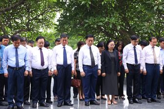Dâng hương tưởng niệm các anh hùng liệt sĩ tại Thành phố Điện Biên