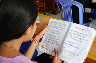 Dạy chữ Khmer cho con em đồng bào tại chùa