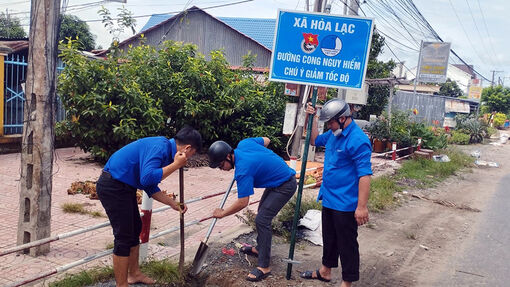 Phú Tân tổ chức lễ ra quân cao điểm Chiến dịch "Mùa hè tình nguyện"