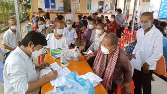 Khám sàng lọc, phát hiện sớm bệnh lao cho người dân huyện Tri Tôn