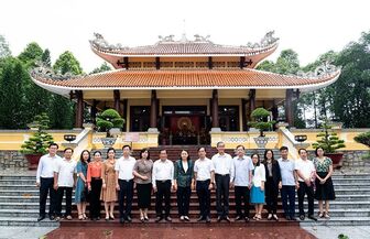 Phó Chủ tịch, Tổng Thư ký Ủy ban Trung ương MTTQVN Nguyễn Thị Thu Hà dâng hương đền thờ Chủ tịch Tôn Đức Thắng