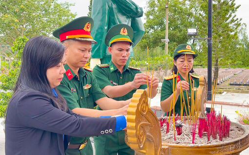 Viếng và dâng hương tại Nghĩa trang liệt sĩ Dốc Bà Đắc và Nghĩa trang liệt sĩ tỉnh An Giang