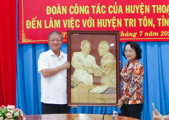 Huyện ủy Thoại Sơn trao đổi kinh nghiệm với Huyện ủy Tri Tôn