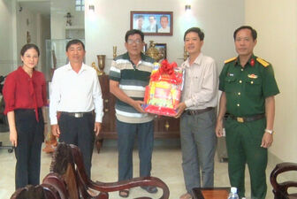 Phó Bí thư Thành ủy, Chủ tịch HĐND TP. Châu Đốc Đinh Văn Bảo thăm, tặng quà các gia đình có công với cách mạng