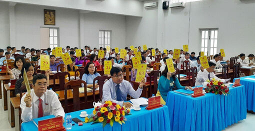 Kỳ họp thứ 8, HĐND huyện Phú Tân thông qua 8 Nghị quyết quan trọng
