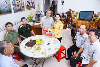 Phó Chủ tịch HĐND tỉnh An Giang Đinh Thị Việt Huỳnh thăm, tặng quà gia đình chính sách tiêu biểu