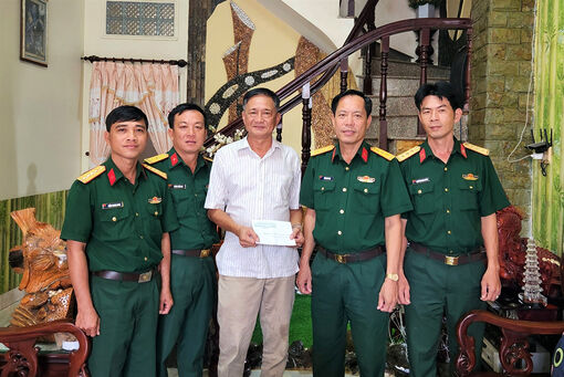 Ban Chỉ huy Quân sự TP. Châu Đốc thăm, tặng quà gia đình có công với cách mạng