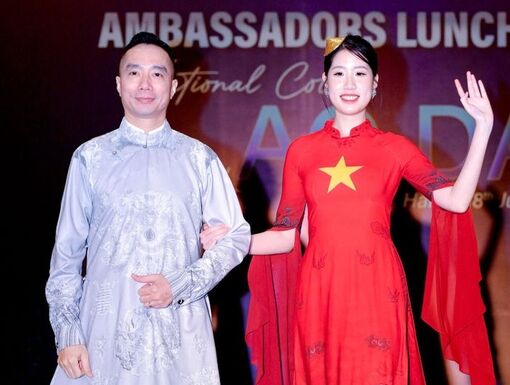 Lần đầu tiên các đại sứ cùng tham gia show diễn tôn vinh áo dài