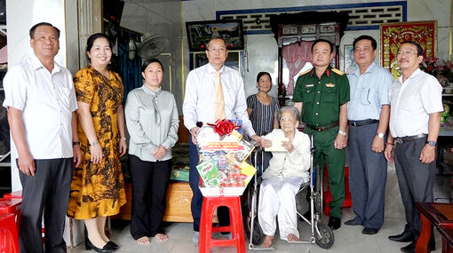 Phó Bí thư Thường trực Tỉnh ủy, Chủ tịch HĐND tỉnh An Giang Lê Văn Nưng thăm Mẹ Việt Nam Anh hùng, gia đình người có công