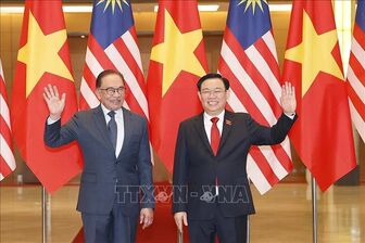 Chủ tịch Quốc hội Vương Đình Huệ hội kiến Thủ tướng Malaysia Anwar Ibrahim