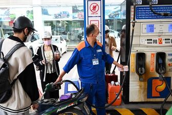 Giá xăng dầu bất ngờ tăng mạnh