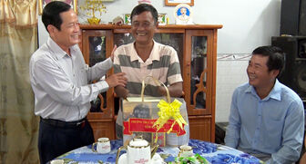 Tỉnh ủy, HĐND, UBND, UBMTTQVN tỉnh An Giang thăm, tặng quà các gia đình chính sách tiêu biểu ở huyện Phú Tân