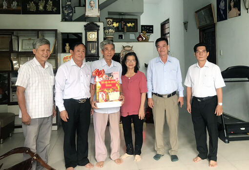 Chủ tịch UBMTTQVN tỉnh An Giang Nguyễn Tiếc Hùng tri ân gia đình cách mạng ở huyện Tri Tôn