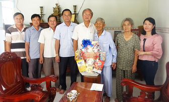 Bí thư Huyện ủy Tri Tôn Cao Quang Liêm thăm cán bộ lão thành cách mạng